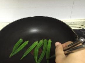 锅里加入一点点油，再放入擦干的秋葵
