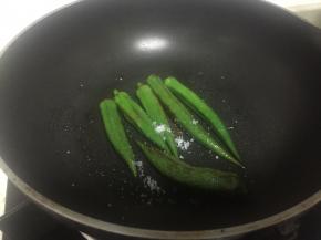 略煎一会，用小火再煎，撒上胡椒粉和花椒粉和盐，煎香即可出锅