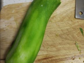 萝卜清洗干净去皮