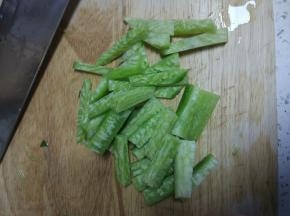 将萝卜切成粗细均匀的萝卜条