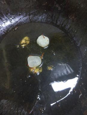 锅内放油烧热，加入冰糖融化