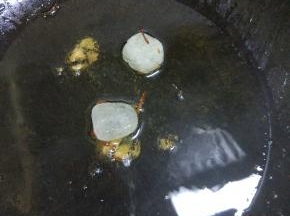 锅内放油烧热，加入冰糖融化