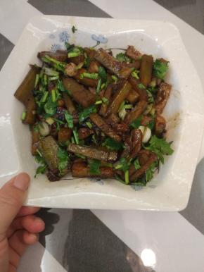 放入适量的盐、酱油、耗油进行调味，带锅内水分收干之后关火出锅