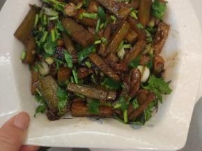 放入适量的盐、酱油、耗油进行调味，带锅内水分收干之后关火出锅