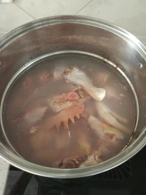鸭肉冷水上锅，大火煮开三分钟左右，煮出血水