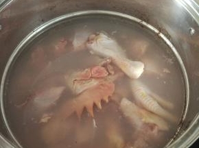 鸭肉冷水上锅，大火煮开三分钟左右，煮出血水