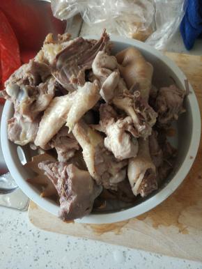 捞出，温水洗净，控干水分