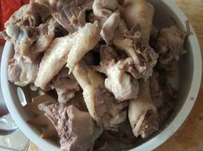 捞出，温水洗净，控干水分