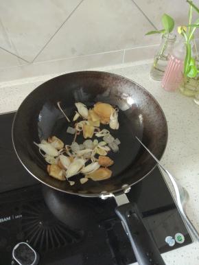 锅内放油，加入葱姜蒜适量的冰糖