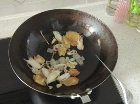 锅内放油，加入葱姜蒜适量的冰糖