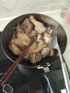 锅内冰糖融化之后加入鸭肉进行翻炒