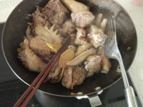 锅内冰糖融化之后加入鸭肉进行翻炒