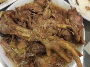 待鸭肉表面炒微黄之后，放入适量的热水，放入适量的盐、酱油、醋、料酒进行调味，大火烧开，转小火 炖三十分钟左右，关火出锅