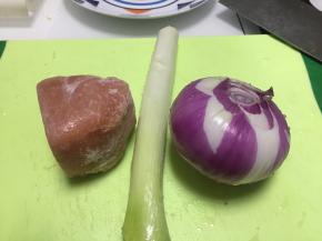取一个洋葱、大葱，洗干净，去皮，切成片条，一块猪肉洗干净