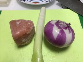 取一个洋葱、大葱，洗干净，去皮，切成片条，一块猪肉洗干净