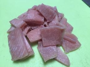 将洋葱、大葱、猪肉切片