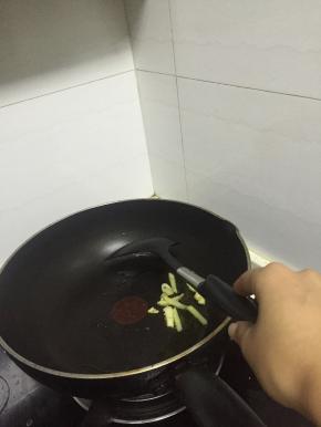 锅里加入食用油，烧热，放入姜末润锅