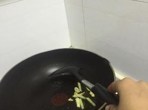 锅里加入食用油，烧热，放入姜末润锅