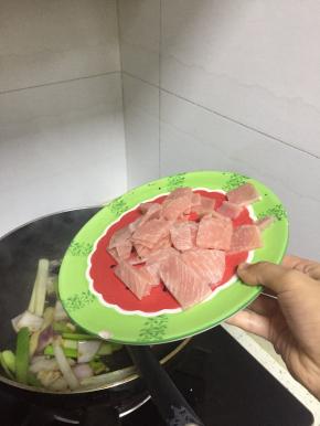 倒入肉片，翻炒至肉片变色，大约3-5分钟