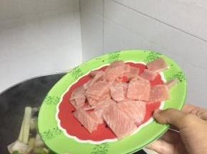 倒入肉片，翻炒至肉片变色，大约3-5分钟