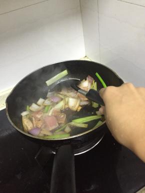 加入料酒，鲜酱油，少许盐