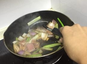 加入料酒，鲜酱油，少许盐