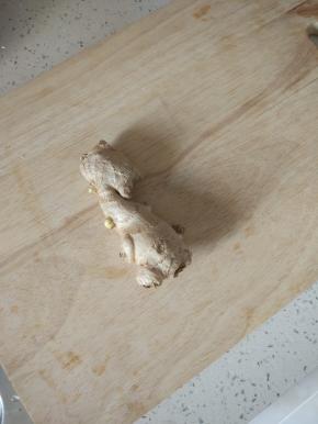 准备一块姜，去皮切片