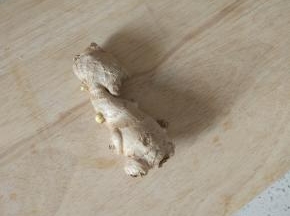 准备一块姜，去皮切片