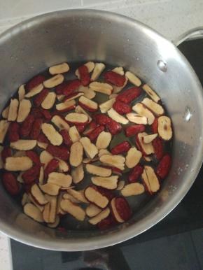 锅内放水，加入切好的姜片好枣片大火烧开，转小火十五分钟