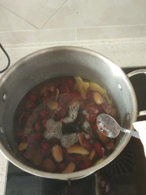 放入适量的红糖搅拌均匀