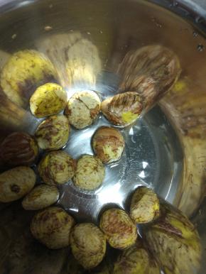 栗子去除外面的硬壳,