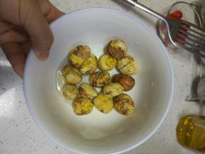 去除硬壳之后的栗子，上锅蒸十分钟，拿出来再把里面一层皮去掉