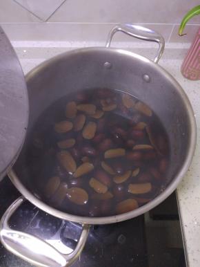 锅内放水，放入适量的红枣，栗子大火烧开