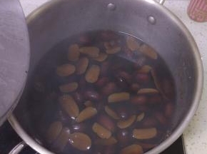 锅内放水，放入适量的红枣，栗子大火烧开
