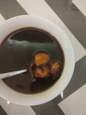 转小火炖20分钟左右，栗子变软，加入红糖再次烧开，关火焖五分钟即可出锅