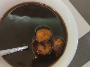 转小火炖20分钟左右，栗子变软，加入红糖再次烧开，关火焖五分钟即可出锅