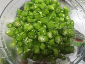 将杭椒清洗干净，切成小丁
