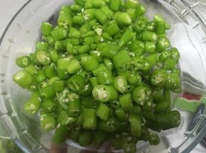 将杭椒清洗干净，切成小丁