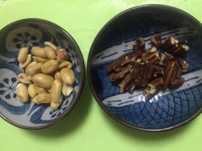 根据自己的喜好剥一些干果，如花生、核桃等