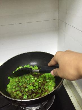 锅里加入食用油，待油锅烧热，倒下青椒，中火不断的翻炒5分钟，加入少量鲜酱油