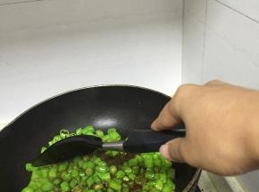 锅里加入食用油，待油锅烧热，倒下青椒，中火不断的翻炒5分钟，加入少量鲜酱油