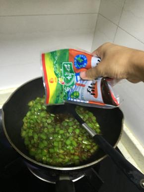 继续翻炒，使得杭椒变软，加入甜面酱