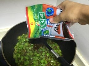 继续翻炒，使得杭椒变软，加入甜面酱