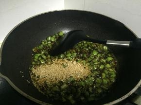 待杭椒完全变软，汁出汤汁，加入芝麻、干果，翻炒