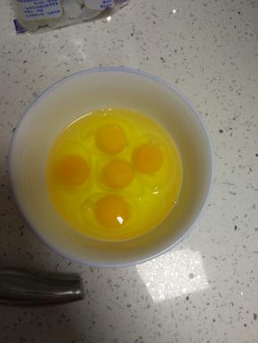 鸡蛋5个，打入碗内，放入适量的醋和凉水，打撒