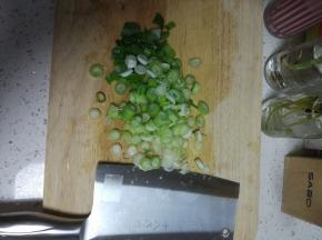小葱洗净切碎