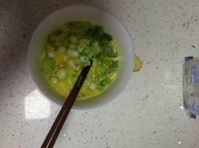 切碎的小葱加入蛋液中，放入适量的盐调味
