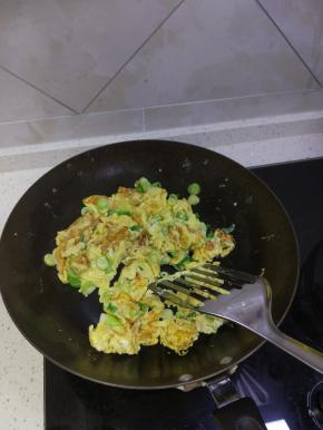 锅内加油烧热，加入放入小葱的蛋液
