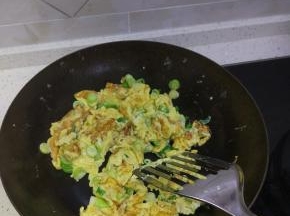 锅内加油烧热，加入放入小葱的蛋液