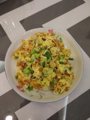 待蛋液稍微成型后，进行翻炒，大块，出锅